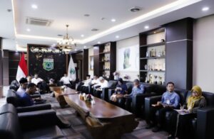 Wali Kota Batu, Nurochman ketika memimpin rapat SKPD terkait di tempat kerjanya