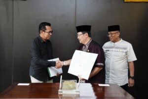 Staff Ahli Pemkot Batu ketika Berjabat Tangan kepada Wali Kota Batu seusai penandatangan perjanjian kinerja 2026