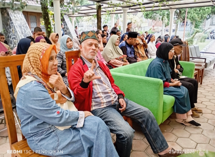 Tampak Tokoh Masyarakat sekaligus Ketua Satu Pena Jawa Timur hadir dalam acara buka bersama di Biara Karmel Batu