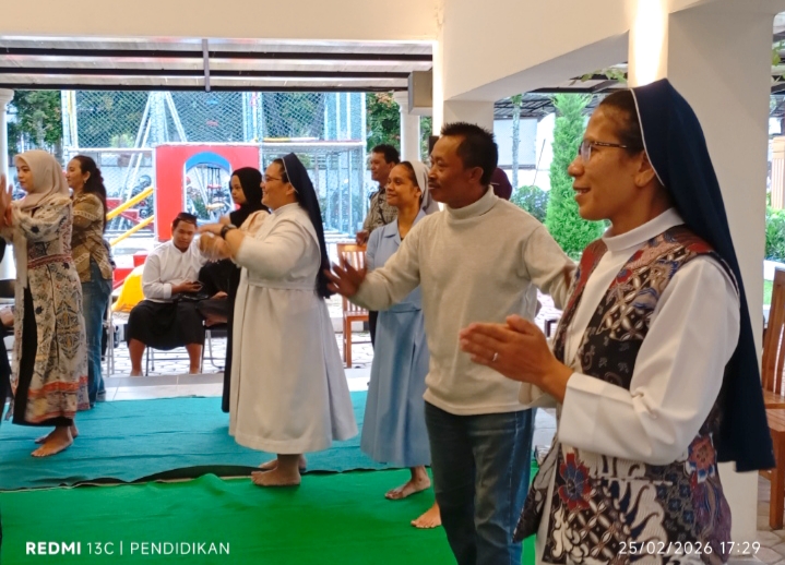 Tampak antusias para suster dan pendeta mengikuti gerakan kesenian Sanduk Mbatu Aji Bumiaji