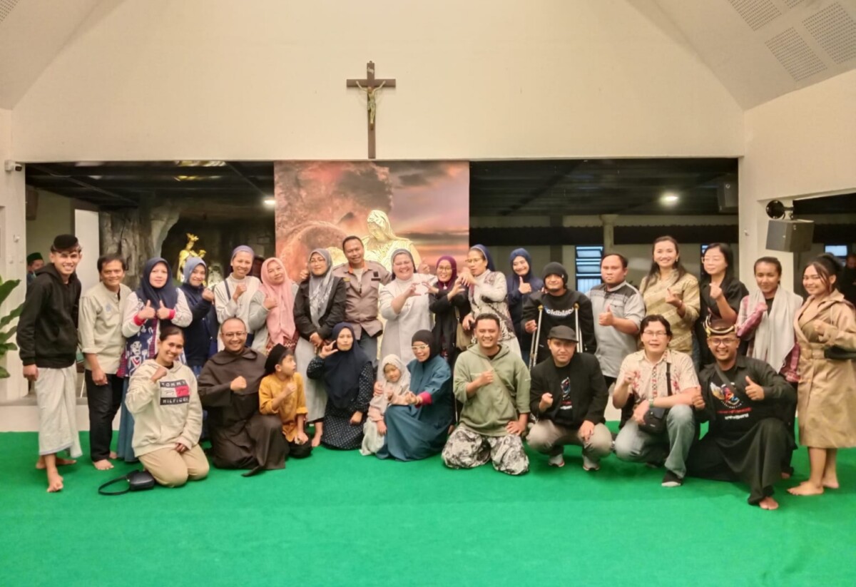 Sesi foto bersama-sama, Camat Bumiaji beserta Istri, Paduan Suara Lintas Iman, Sanduk Mbatu Aji dan Band Power of Disability