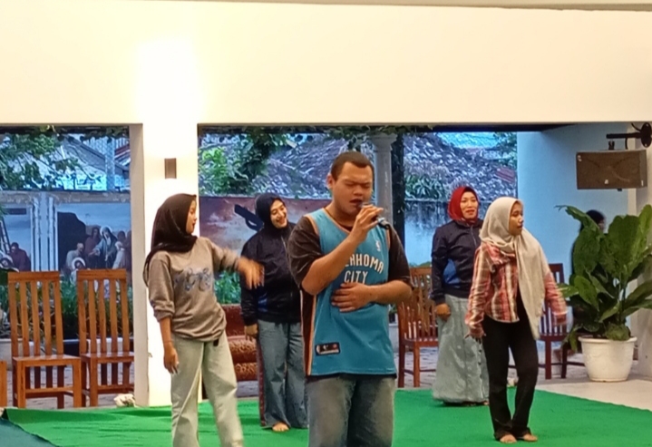 Dito Vokalis Band Power of Disability ketika tampil dengan menyumbangkan sebuah lagu lagunya. 