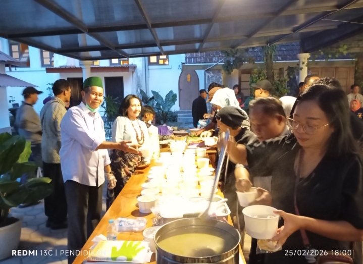 Tampak anggota Band Power of Disability sedang menikmati menu berbuka puasa bersama sama