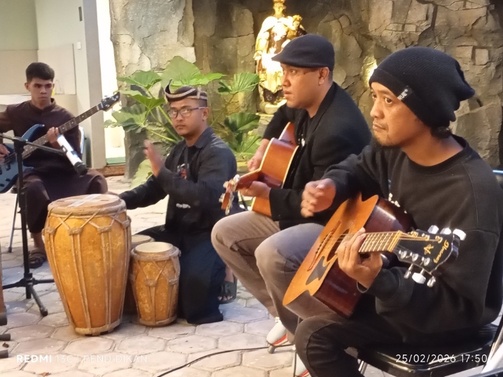 Kelompok Band Power of Disability berkolaborasi Sanduk Mbatu Aji di ikuti anggota Biara Karmel ketika memainkan alat musiknya. 
