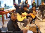 Tampak Band Power of Disability berkolaborasi bersama Sanduk Mbatu Aji ketika memainkan alat musiknya