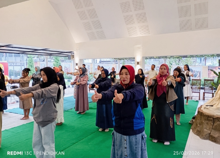 Kelompok Paduan Suara Lintas Iman dengan semangat bersama sama Sanduk Mbatu Aji melakukan gerakan ciri khas Sanduk Modern Kota Batu