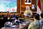 Gubenur Jawa Timur, Khofifah Indar Parawangsa ketika memberikan sambutanya di Grahadi Surabaya.