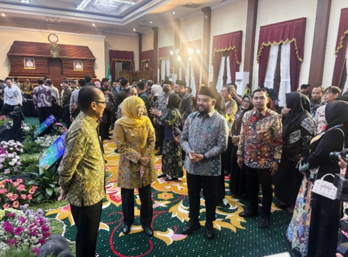 Wawali Kota Batu ketika bersama Gubenur Jawa Timur dalam acara di Grahadi