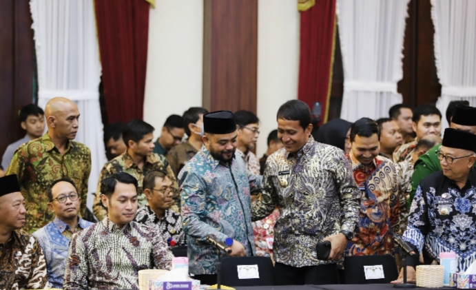 Wawali Kota Batu, Heli Suyanto, ketika berada di Grahadi bersama pejabat yang lainya. 