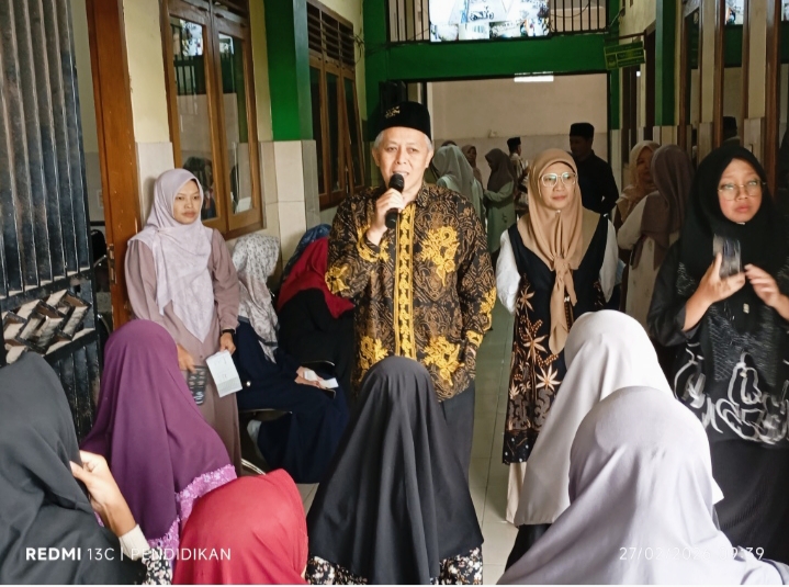 Kepala Sekolah MI Bustanul Ulum ketika memberikan pengarahan  serta pimpin doa sebelum paket sembako di bagikan
