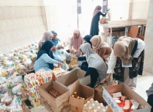 Para guru-guru dengan antusias mempersiapkan paket sembako dengan jumlah sekisar 180 paket
