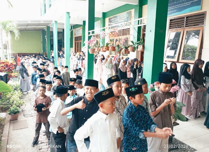 Siswa siswi dengan antusias mengikuti persiapan kegiatan berbagi sembako
