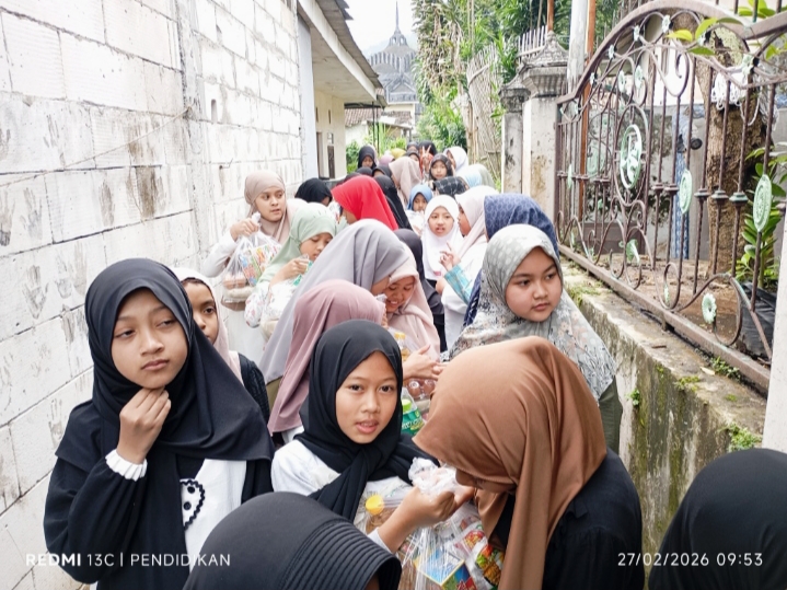 Siswi MI Bustanul Ulum dengan bersama sama guru pembimbinya berjalan bertandang ke rumah rumah warga masyarakat yang membutuhkan