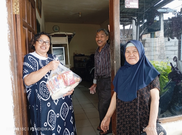 Keluarga penerima manfaat ketika menerima dari sekolah MI Bustanul Ulum