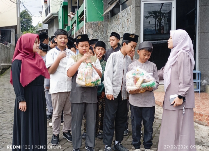 Para guru dan siswa ketika membawa paket sembako siap untuk di bagikan kepada warga masyarakat