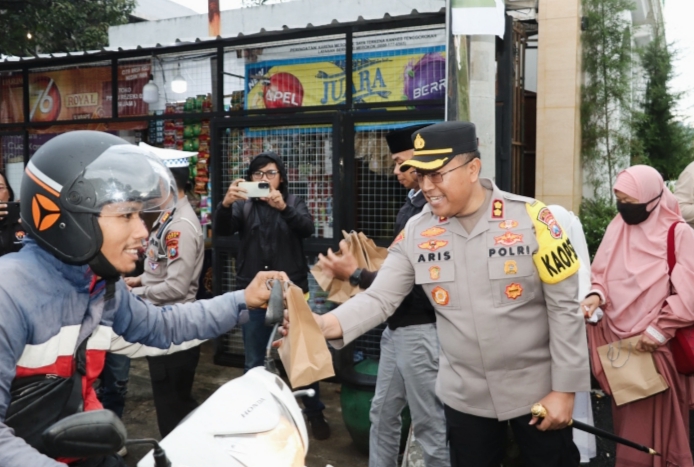 Sinergi Polisi-Wartawan di Bulan Ramadan Kapolres Batu Bagikan 200 Takjil Sambil Imbau Kamtibmas