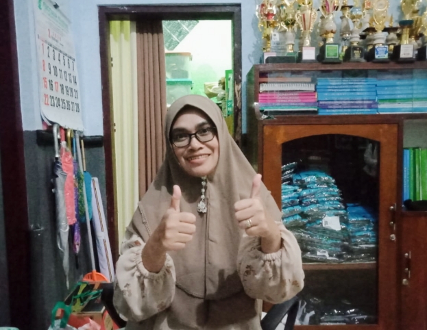 Kepala Sekolah KB -RA 04 Cempaka Putih ketika berada di Kantornya