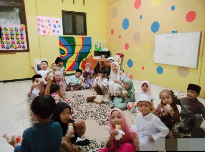 Moment ketika berbuka bersama sama, guru dan siswa siswinya