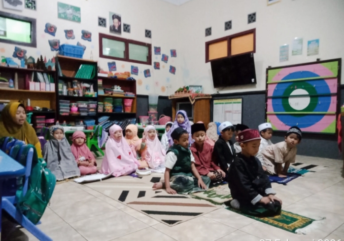 Mulai usia dini diajari sholat dan puasa serta buka bersama