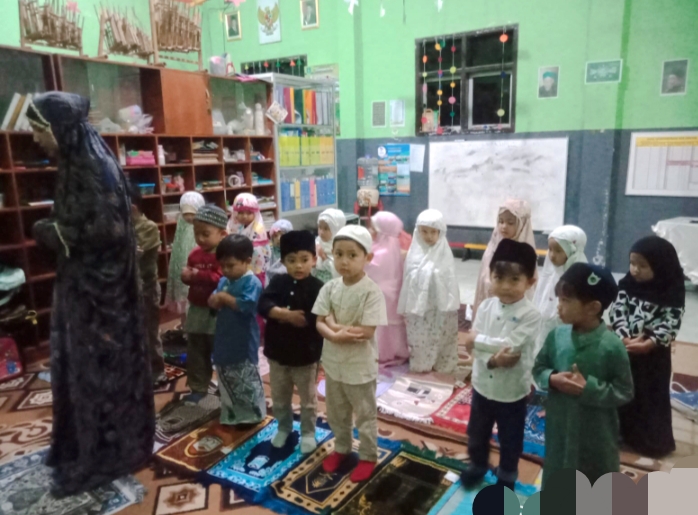 Moment dimana guru menjadi imam Sholat dan siswa siswinya menjadi imamnya, dimana guru mengajarkan Sholat sejak usia dini