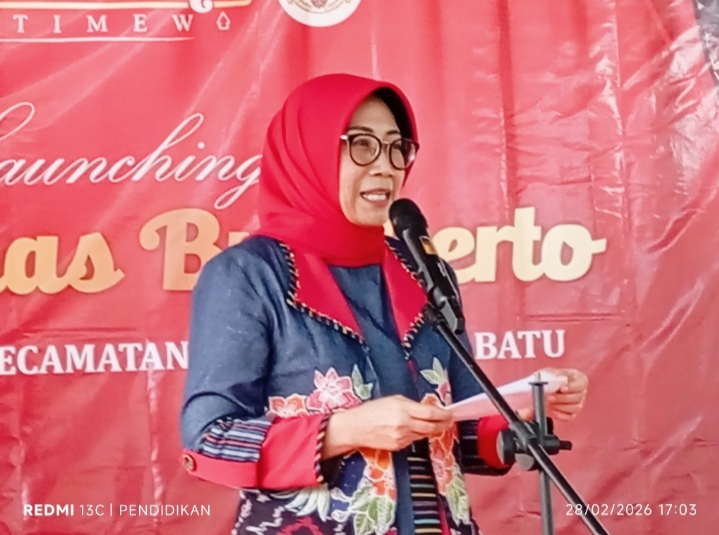 Ketua TP PKK Kota Batu juga sekaligus Ketua Dekrasnada Kota Batu ketika memberikan sambutanta dalam acara Lounching Batik Desa Bulukerto.