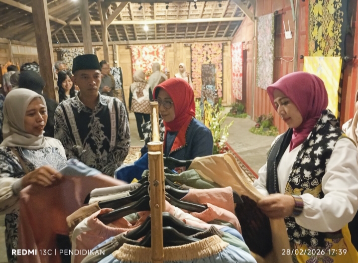 Kepala Desa Bulukerto memperlihatkan karya batik tulis kepada Ketua Dekranasda dan Ketua Perwosi Kota Batu.