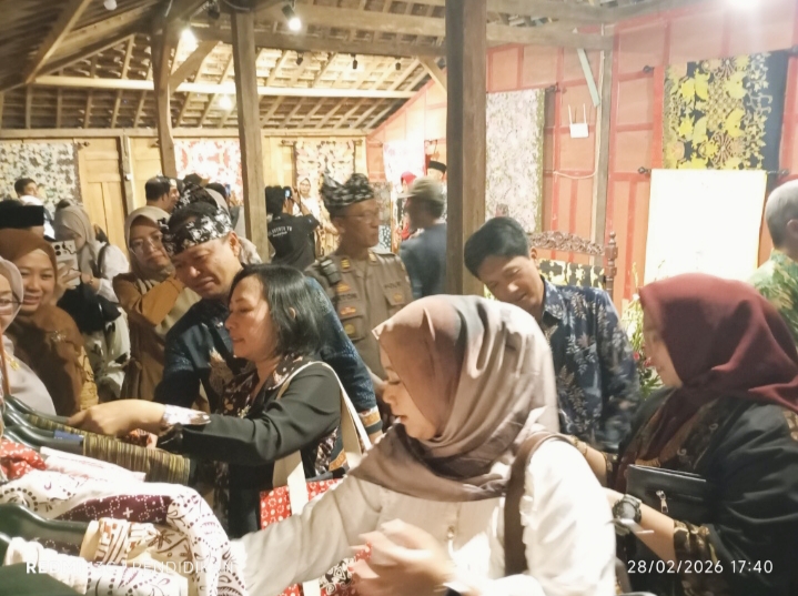 Tampak Antusias para undangan melihat lihat hasil karya batik tulis Desa Bulukerto.