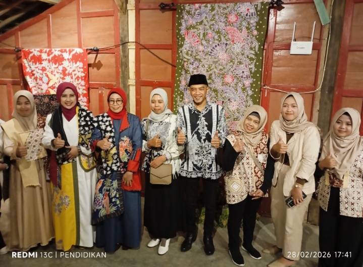 Kepala Desa Bulukerto ketika bersama Ketua Dekranasda, Ketua Perwosi Kota Batu saat di Pendopo Alit Desa Bulukerto.