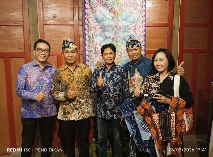 Tampak Kadisparta Kota Batu, Camat Bumiaji beserta istri dan Sekretaris Camat, BPD Desa Bulukerto ketika di Pendopo Alit.