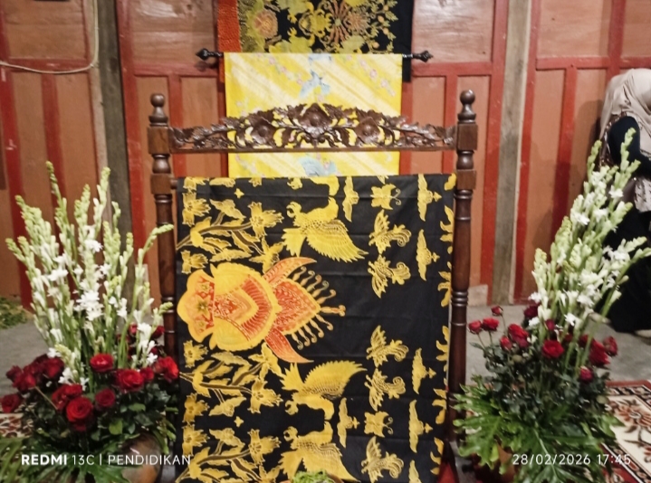 Salah satu batik tulis hasil karya Desa Bulukerto yang bermotif burung Elang Jawa.