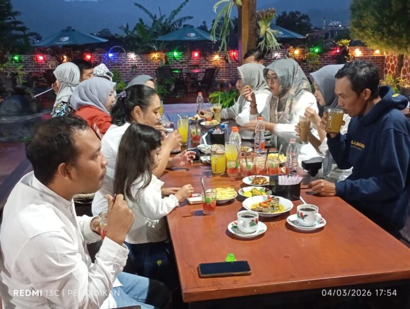 Hanya Rp12.000! Nikmati Pemandangan Gunung dan Menu Tradisional Jawa yang Autentik