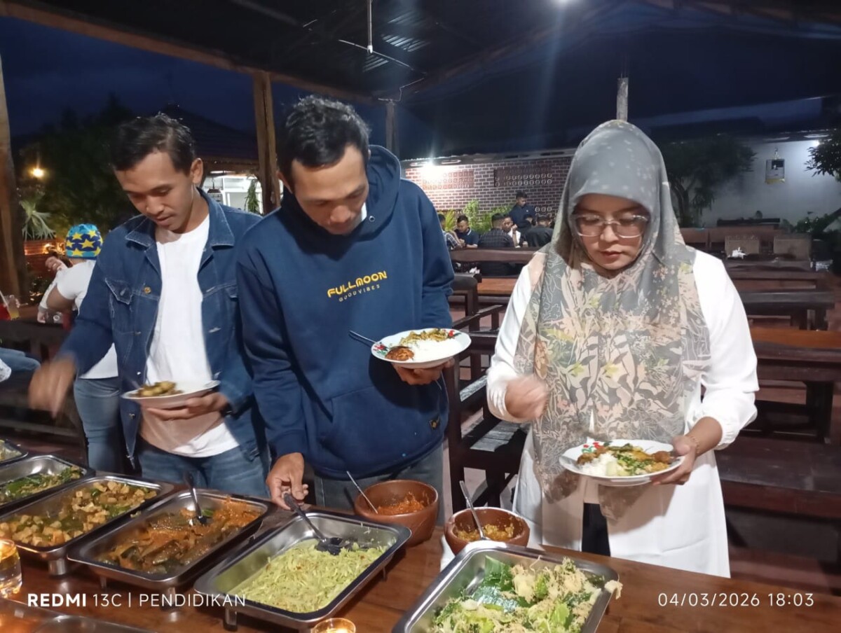 Tampak pengunjung dengan bebas memilih menu menu yang sudah disediakan