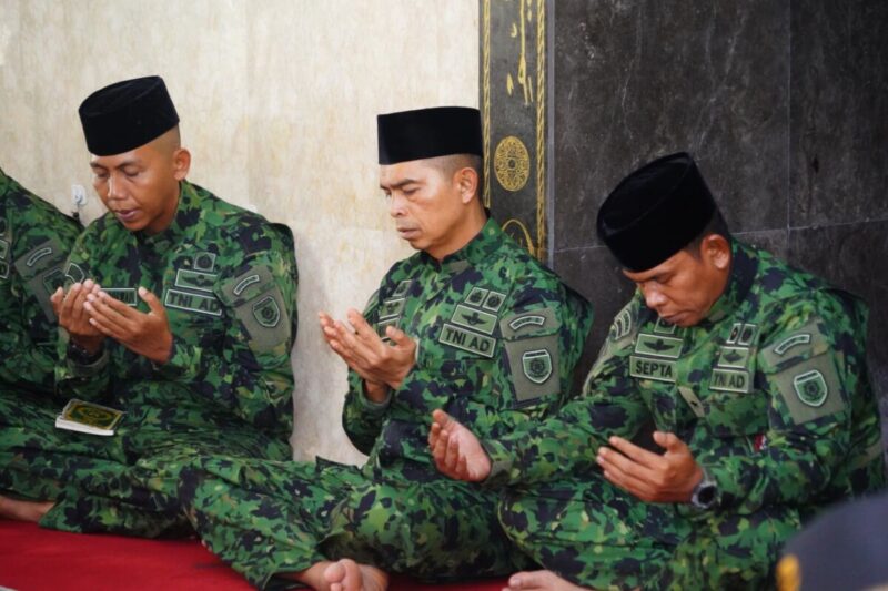 Jajaran Pejabat Utama Divisi Infanteri 2 Kostrad mengikuti doa bersama peringatan 65 tahun Kostrad di Masjid Sabilul Huda Singosari.