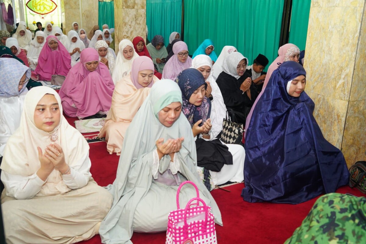 Tampak IBu-IBu Persit ketika melakukan doa bersama sama