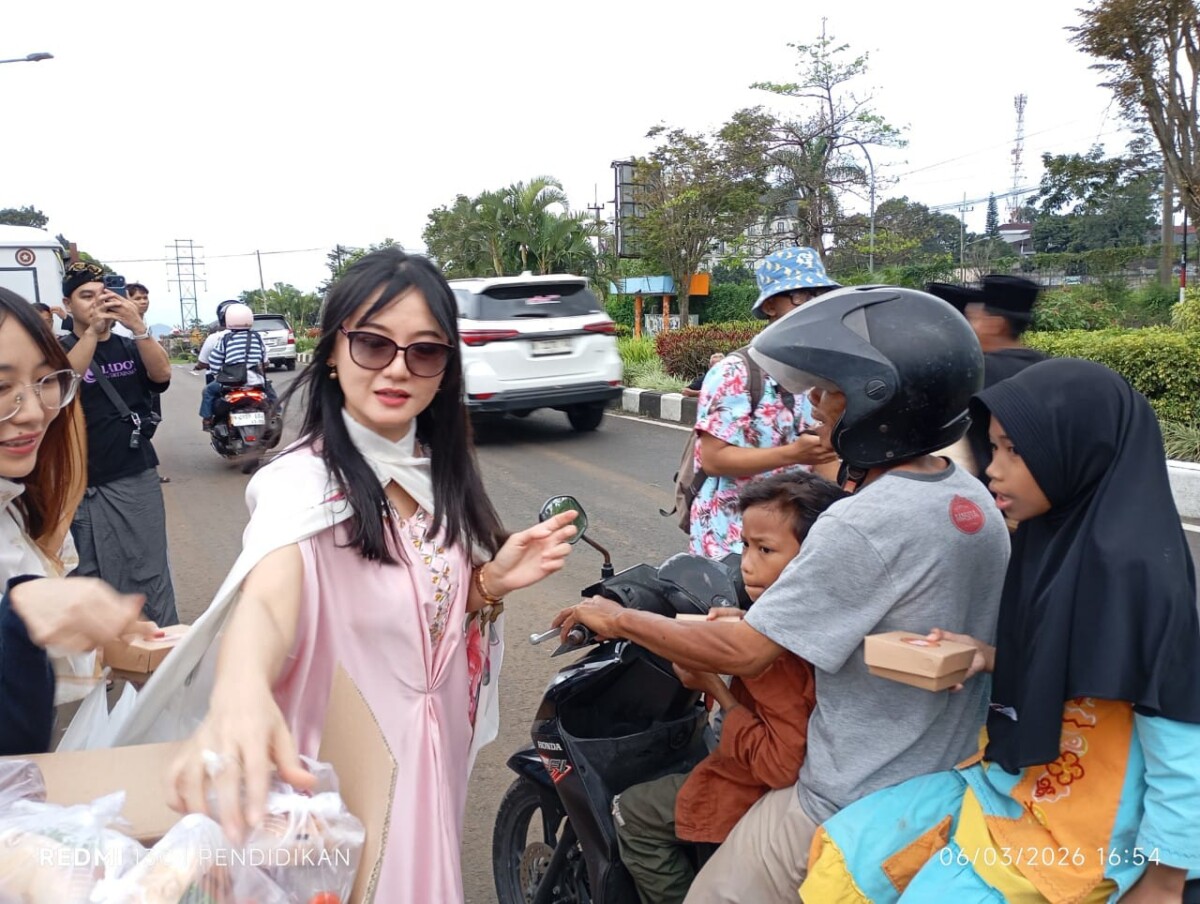 Carol De ketika mengambil bungkus takjil untuk di bagikan ke pengguna jalan.