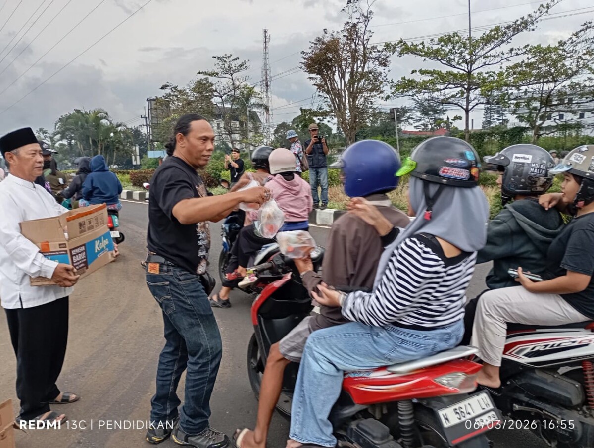 Tampak dari kelompok peduli lingkungan juga ikut berkolaborasi bersama Carol De membagikan takjil kepada pengguna jalan diarea Bukit Bintang.