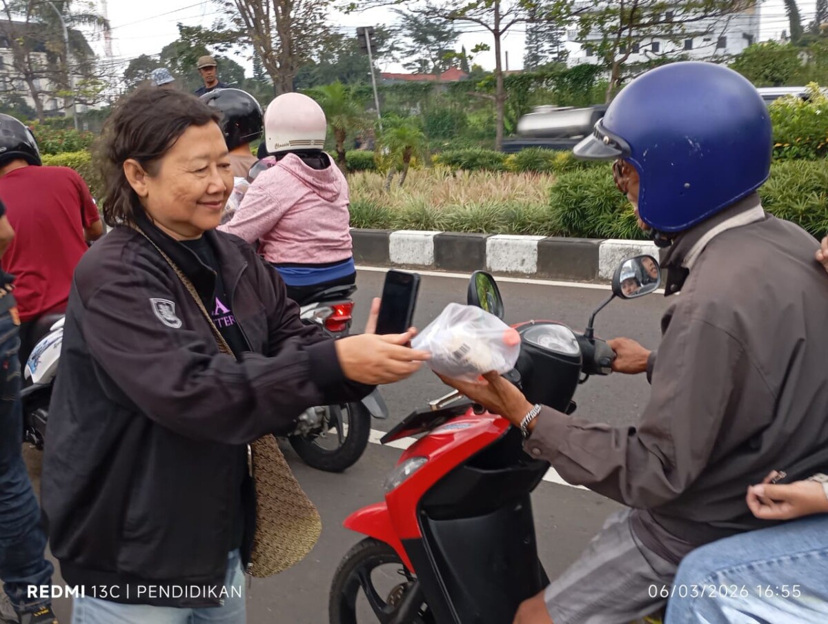Dari Yayasan Ujung Aspal ( Yua ) juga bersuka cita membagikan takjil kepada pengguna jalan yang melintas.