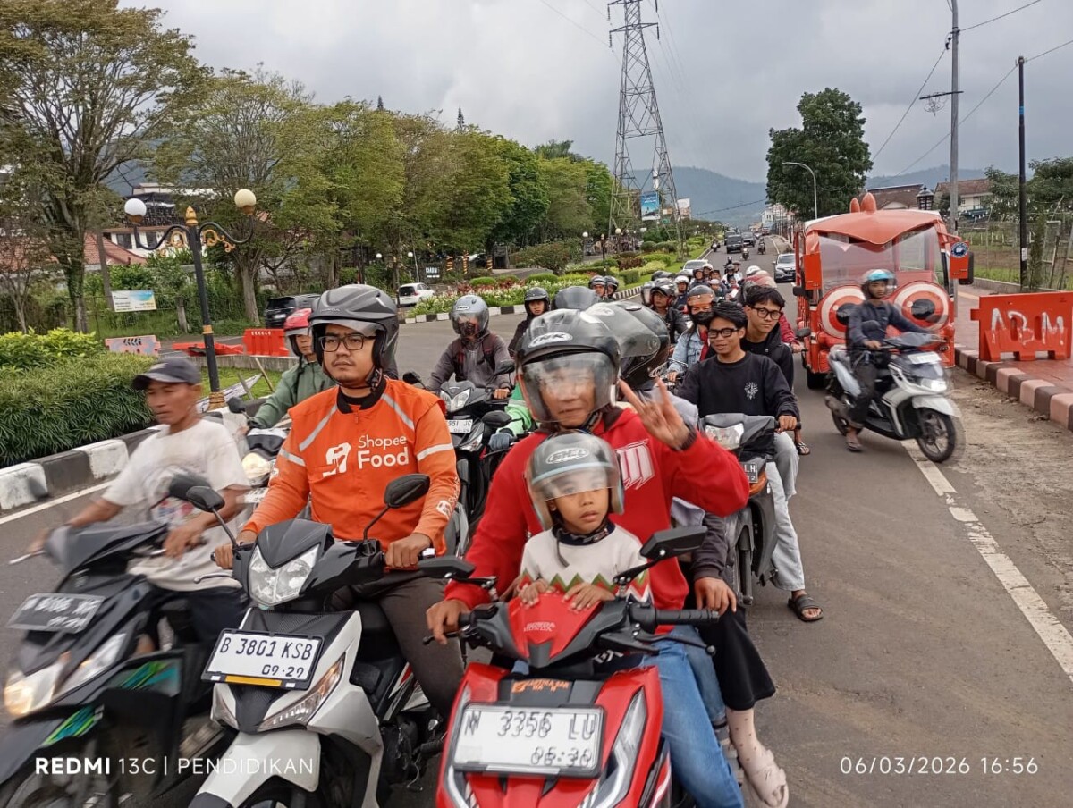 Ratusan pengendara sangat antusias antri menerima takjil dari Carol De