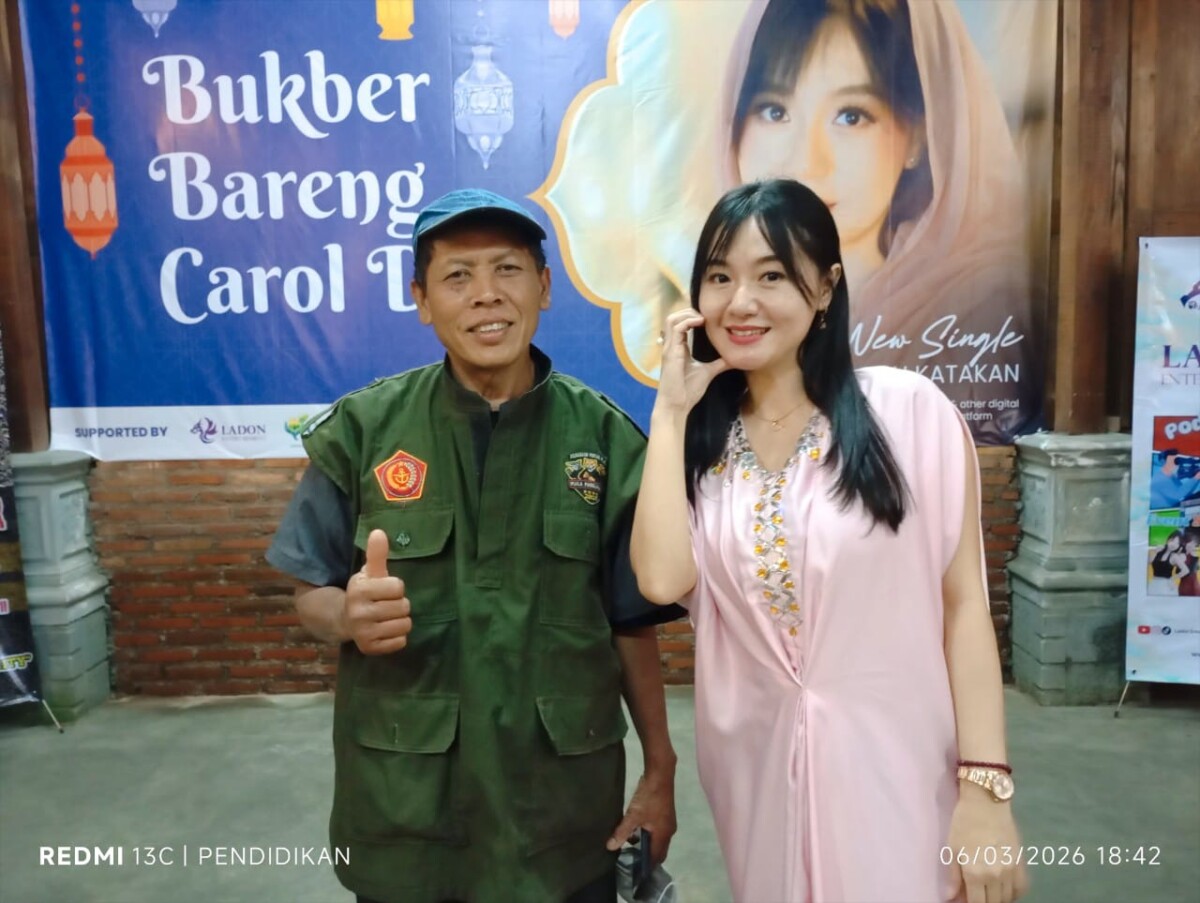 Ketua IPSI yang juga sebagai Kepala Sekolah SMK Bhineka Tunggal Ika Indonesia bersama Carol De ketika Bukber bersama Carol De.