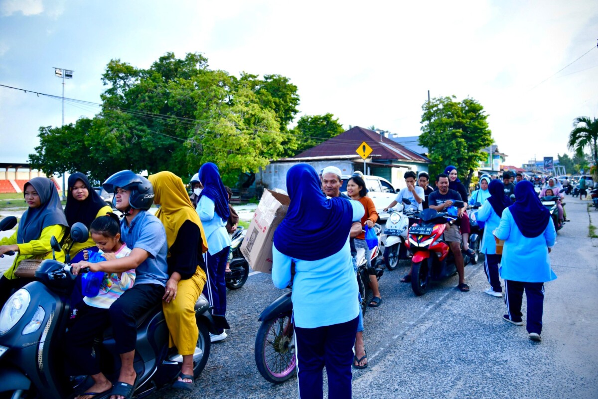 Tampak antusias anggota PIA Ardhya Garini Cabang 9 membagikan takjil kepada pengguna jalan. 