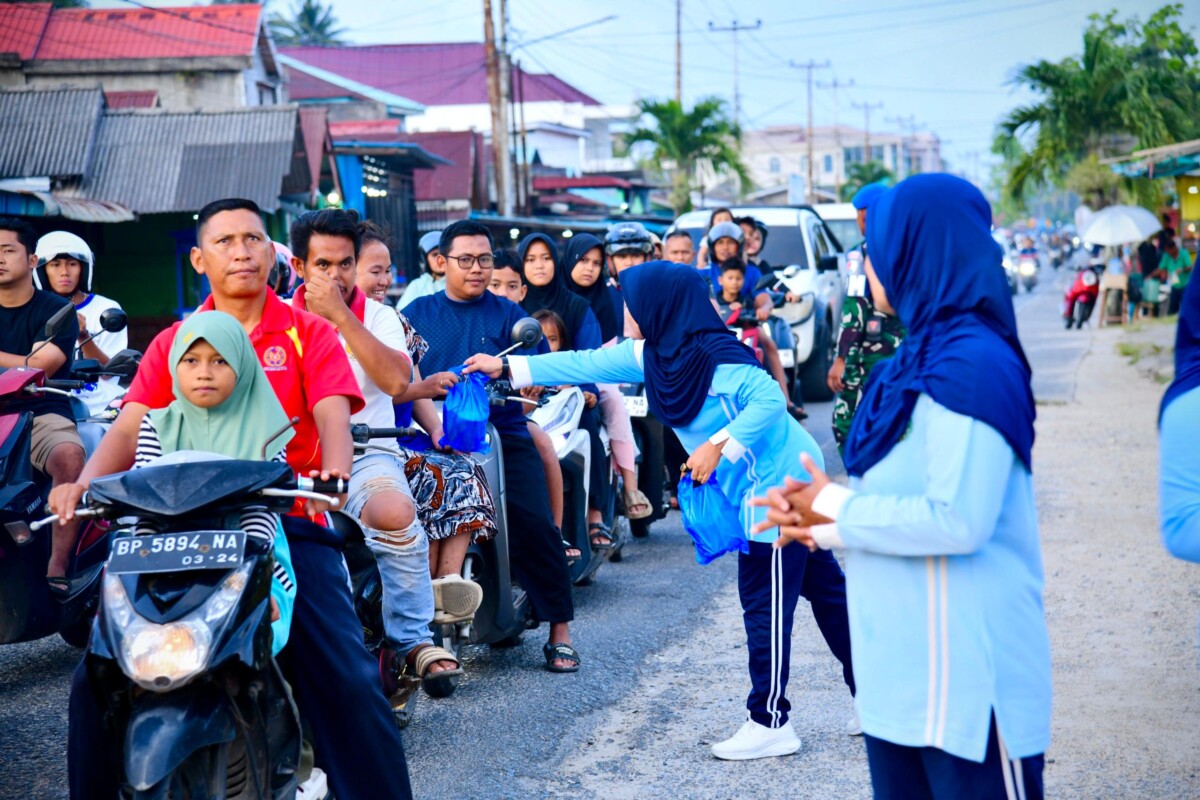 Tampak antusiasme pengguna jalan menerima takjil dari PIA Ardhya Garini Natuna. 