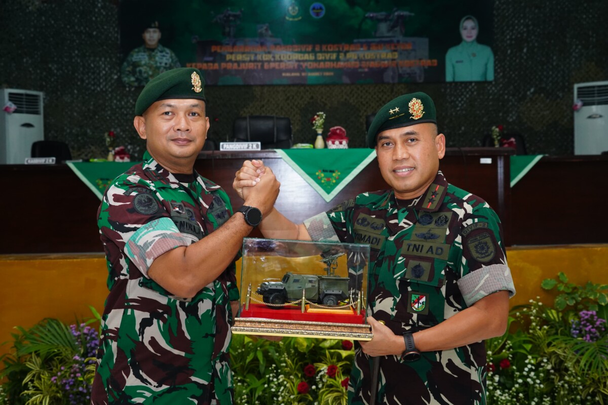 Mayjen TNI Primadi Saiful Sulun Panglima Divisi Infanteri 2 Kostrad memberikan cindera mata kepada Pimpinan Yonarhanud 2 Malang ketika dalam Kunkernya. 