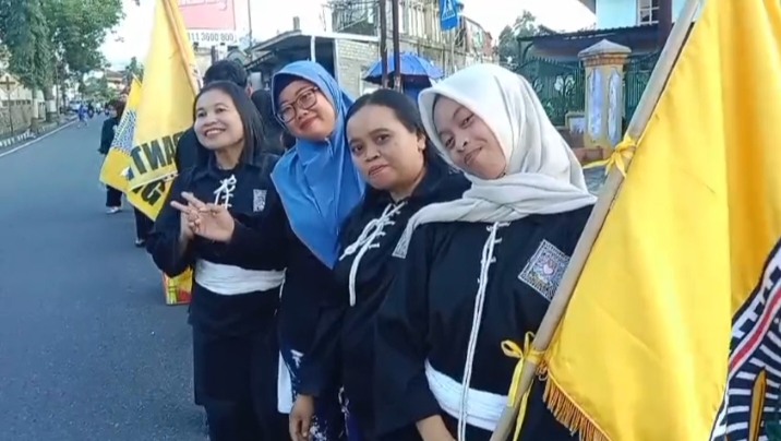 Mbak Nina Wati ketika bersama sama dengan saudara yang lainya ketika di tengah jalan persiapan berbagi takjil