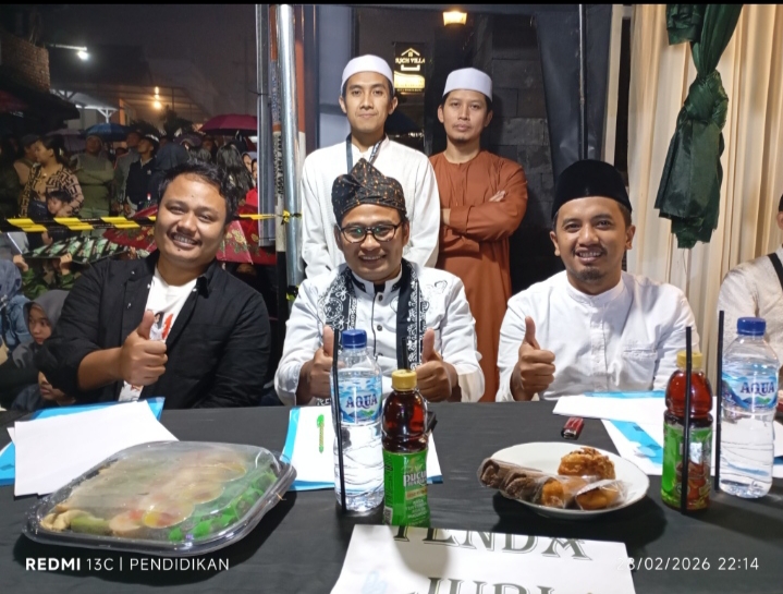 Juri dari Dewan Kesenian Kota Batu,bersama juri yang lainya