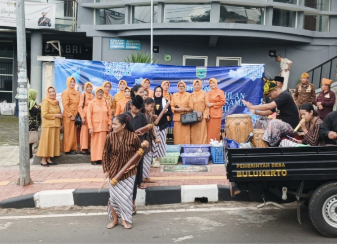 Berbagi Takjil Sambil Nge-Patrol, Labuni Bumiaji Curi Perhatian Warga Kota Batu