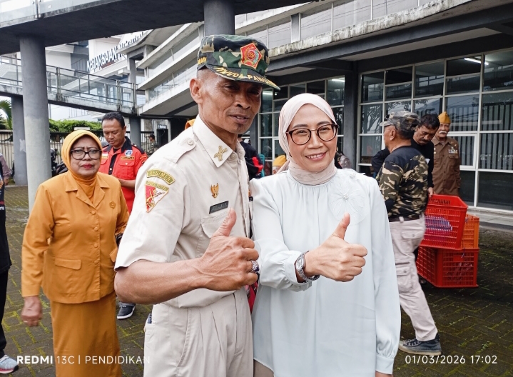 Ketua PPM ( Pemuda Panca Marga ) Kota Batu ketika bersama IBu Wali Kota Batu, Siti Faujiyah Nurochman sesuai berbagi takjil didepan kantor LVRI Kota Batu. 