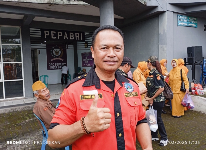 Camat Bumiaji, Thomas Mandi, S. Sos dengan memakai baju Brantas seusai kegiatan berbagi takjil bersama sama. 