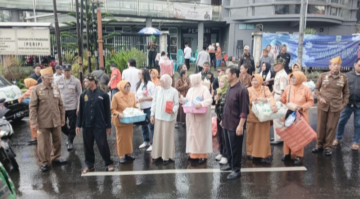 Tampak kelompok LABUNI Bumiaji  PVRI dan IBu Wali Kota Batu membagikan takjil
