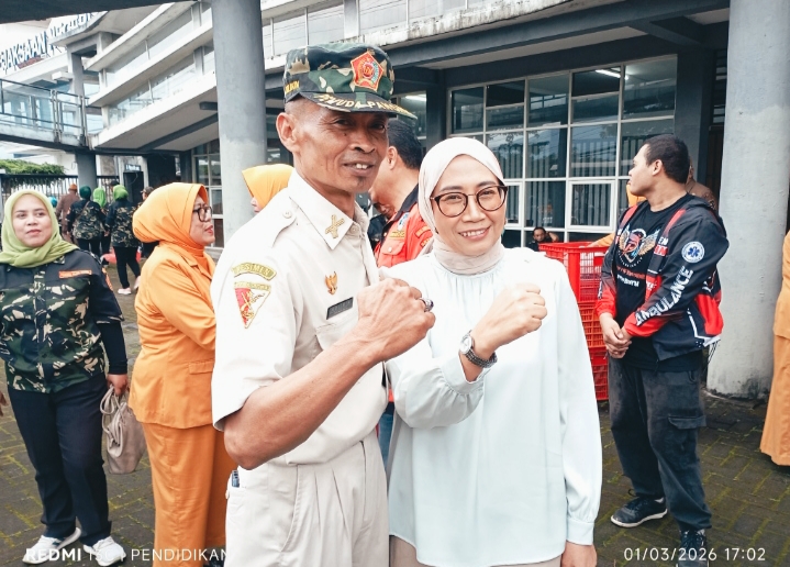 Ketua Pemuda Panca Marga ketika bersama IBu Wali Kota Batu