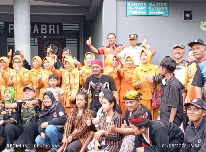 Tampak Gatot ( Bemo ) ketika berada ditengah tengah PVRI dan Ormas lainya serta LABUNI Bumiaji. 
